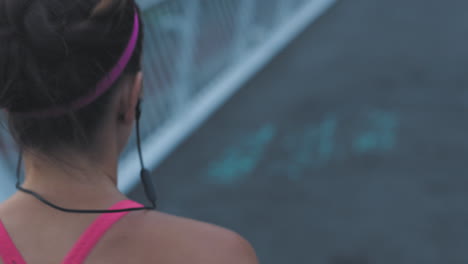 mujer en forma corriendo y corriendo en un puente