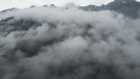 Klöntalersee-Glarus-Switzerland-clouds-and-mountains-sideways-flight