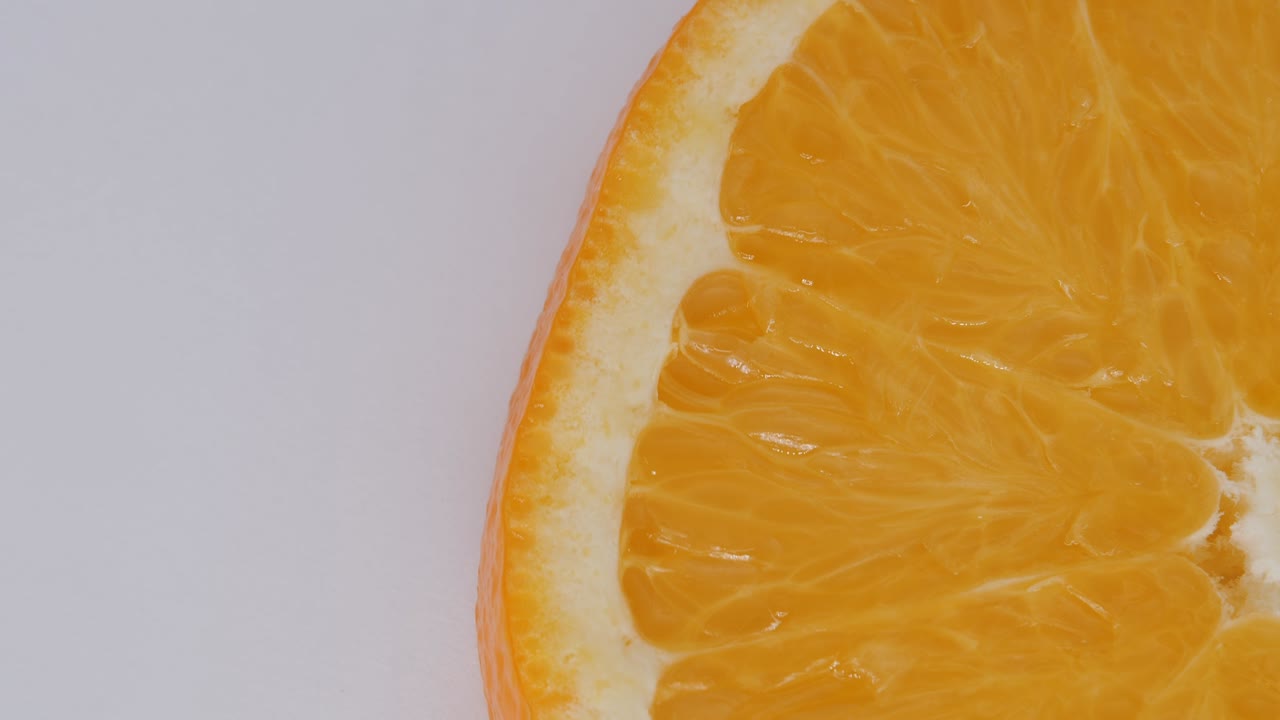 naranja sobre un fondo blanco.