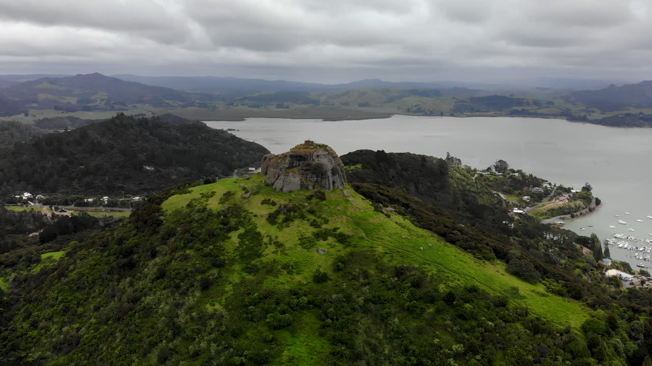 아름다운 세인트 주위를 돌아다니는 넓은 공중  ⁇