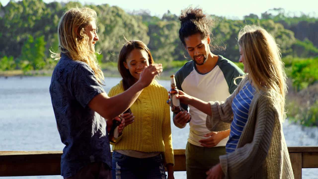amigos divirtiéndose en la cabaña 4k