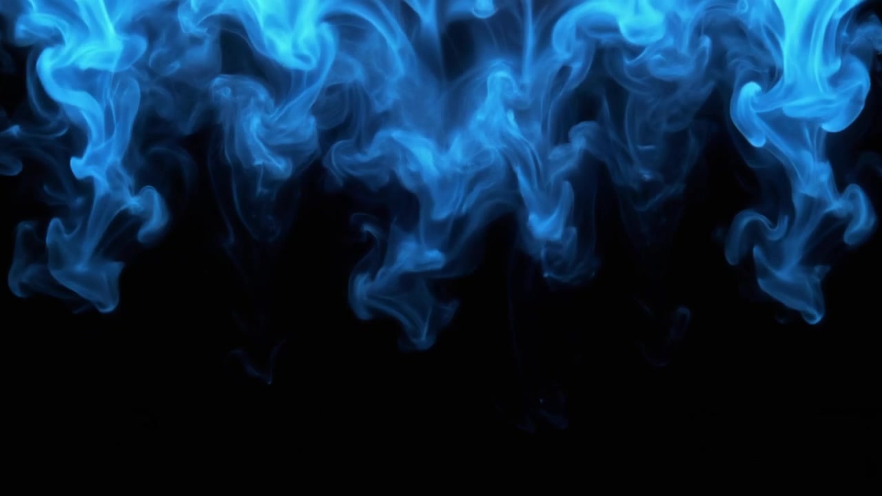 Abstract Fumo blu che si alza su uno sfondo nero
