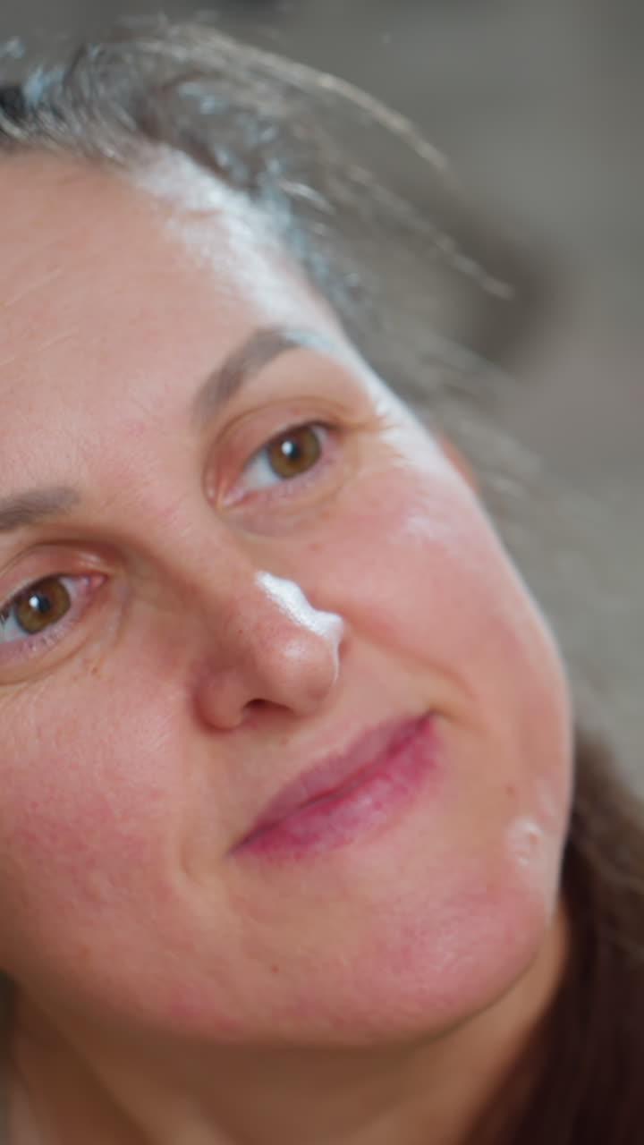 Primer plano de una mujer blanca hablando con esperanza, secuencia sincera y edificante que representa a una mentora, coach, oradora, emprendedora y voluntaria; mirada atenta y boca expresiva que transmiten un optimismo cálido y seguro.