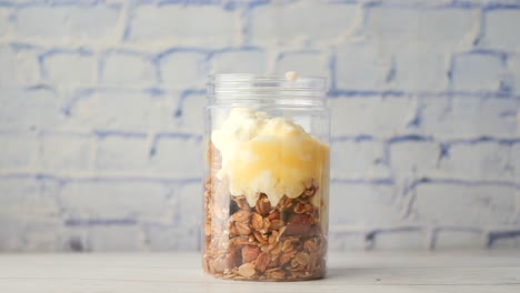 cómo hacer un delicioso y saludable granola parfait