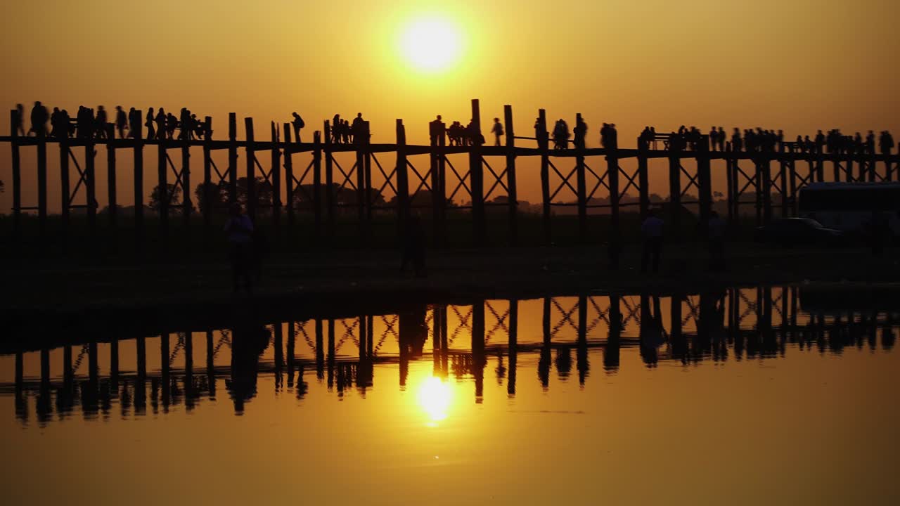 만달레이 의 해가 지는 곳 에 있는 유명 한 u-bein 티크 다리