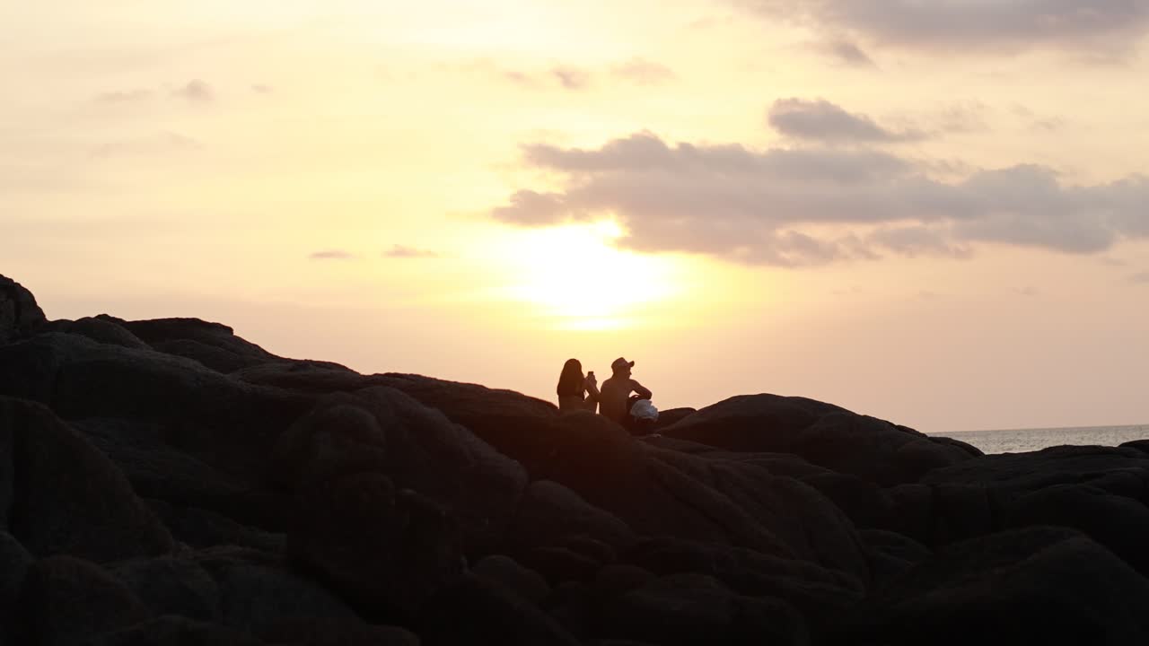 사람 들 과 함께 해변 에서 해가 지는 것