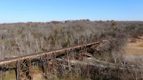 disparo aéreo en órbita del papa lick caballete de ferrocarril en louisville kentucky en una brillante y soleada tarde