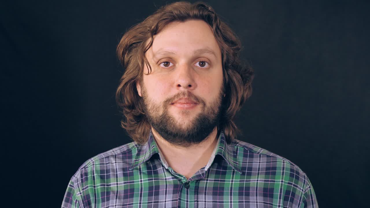 성인 백인 남성은 긍정적인 감정을 나타니다.