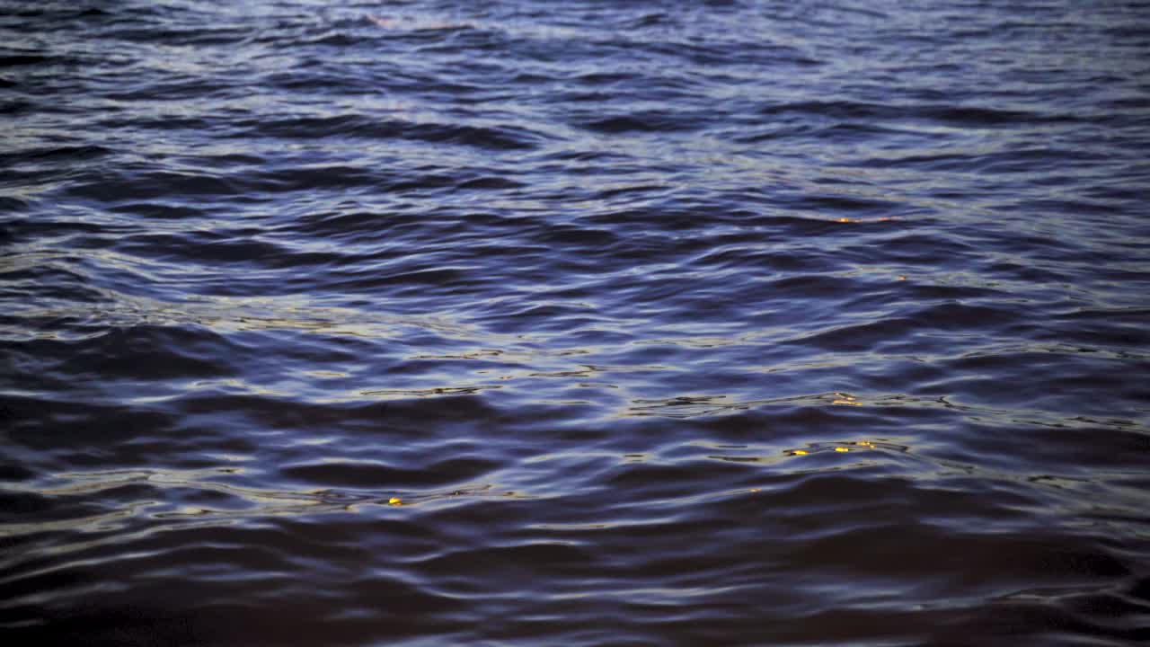 tiro macro de las olas del océano que fluyen