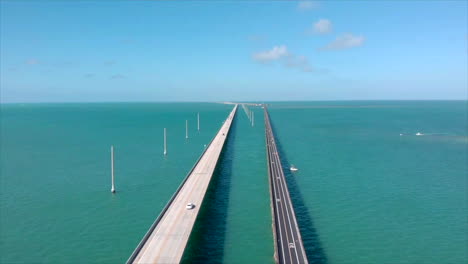 Doble-Autopista-Que-Avanza-Toma-Aérea-De-Un-Puente-De-7-Millas-En-Los-Cayos-De-Florida