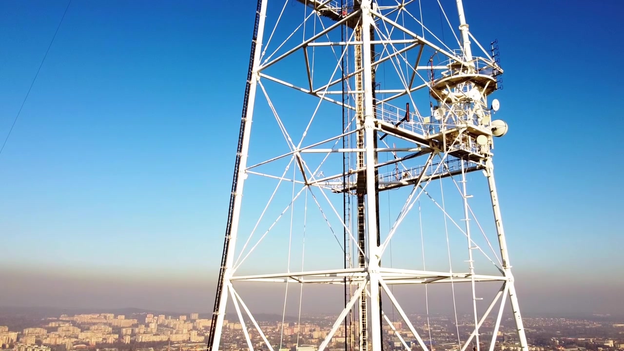 Vista aerea di un drone in volo vicino a una torre TV.