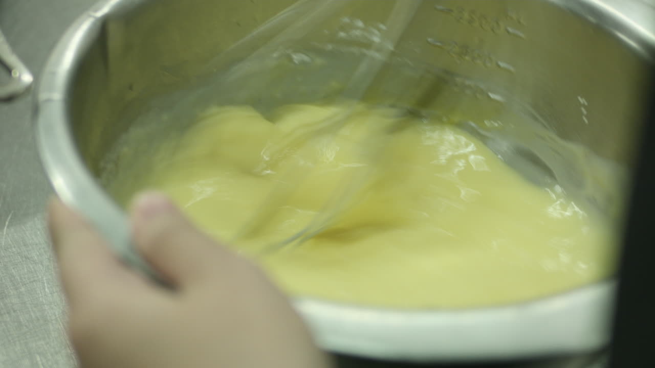 batir los huevos y la leche juntos