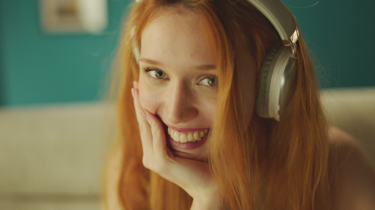 음악 을 듣고 있는 미소 짓는 여자
