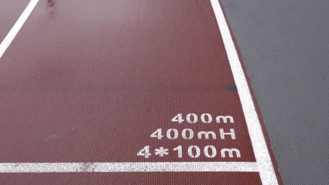 경기장 안의 육상 트랙은 400m, 400m, 4x100m입니다.