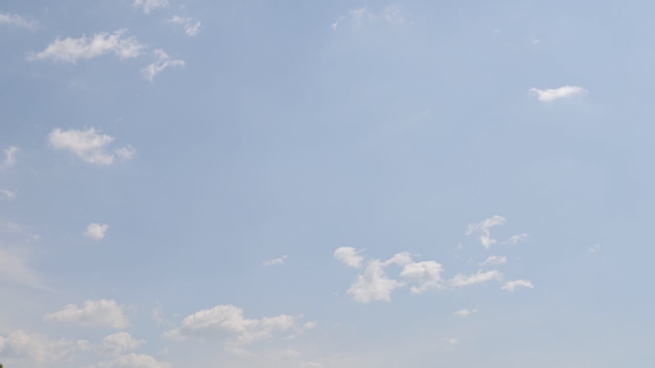 하늘에서 시간이 지남에 따라 변하는 구름 형태