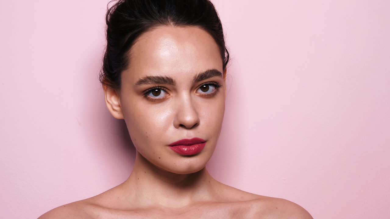 joven mujer morena con maquillaje elegante de noche