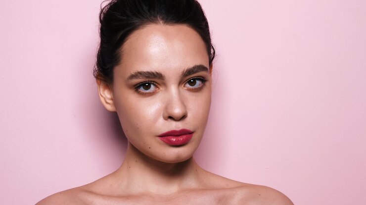 giovane donna bruna con un trucco elegante da sera