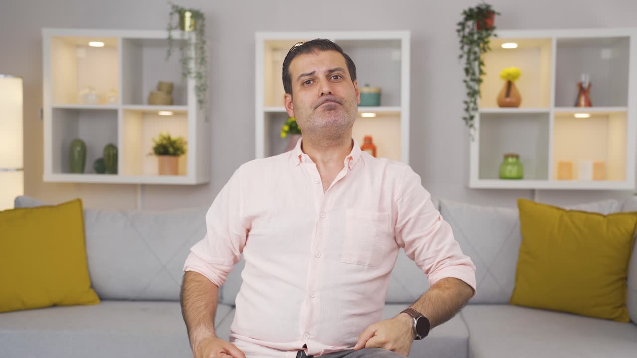 hombre pensativo hacia la cámara viene con una idea.