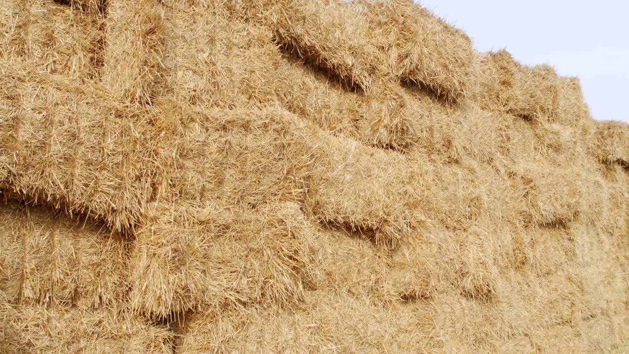 paralelepípedos de heno bien apilados el uno sobre el otro.