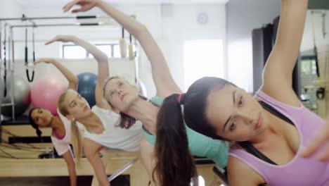 Hermosas-Mujeres-Haciendo-Ejercicio-En-El-Gimnasio