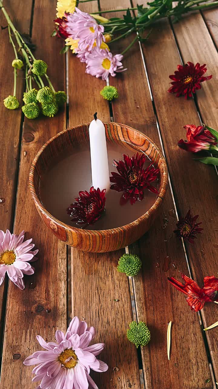 arreglo de velas florales en una mesa de madera