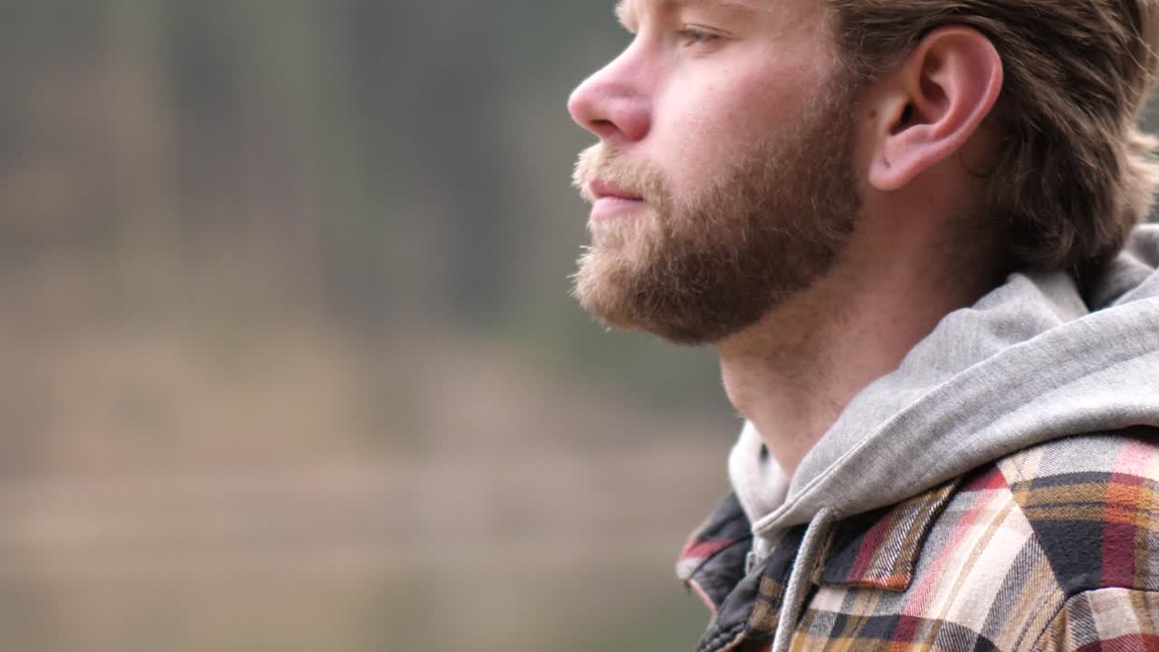 un primer plano de la cara de un joven rubio con barba