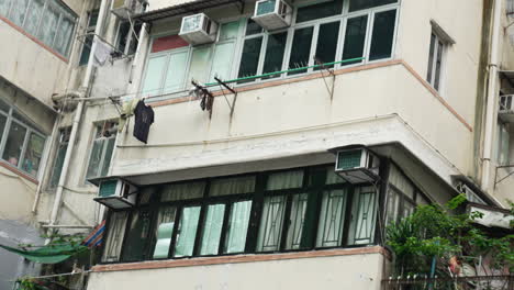 una vista cinematográfica de un edificio en un área urbana