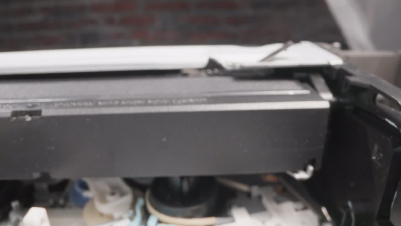 메커니즘이 있는 오래된 카세트 레코더에 비디오 테이프를 넣는 것