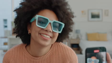 amigos, diversão e vídeo por telefone com mulheres felizes