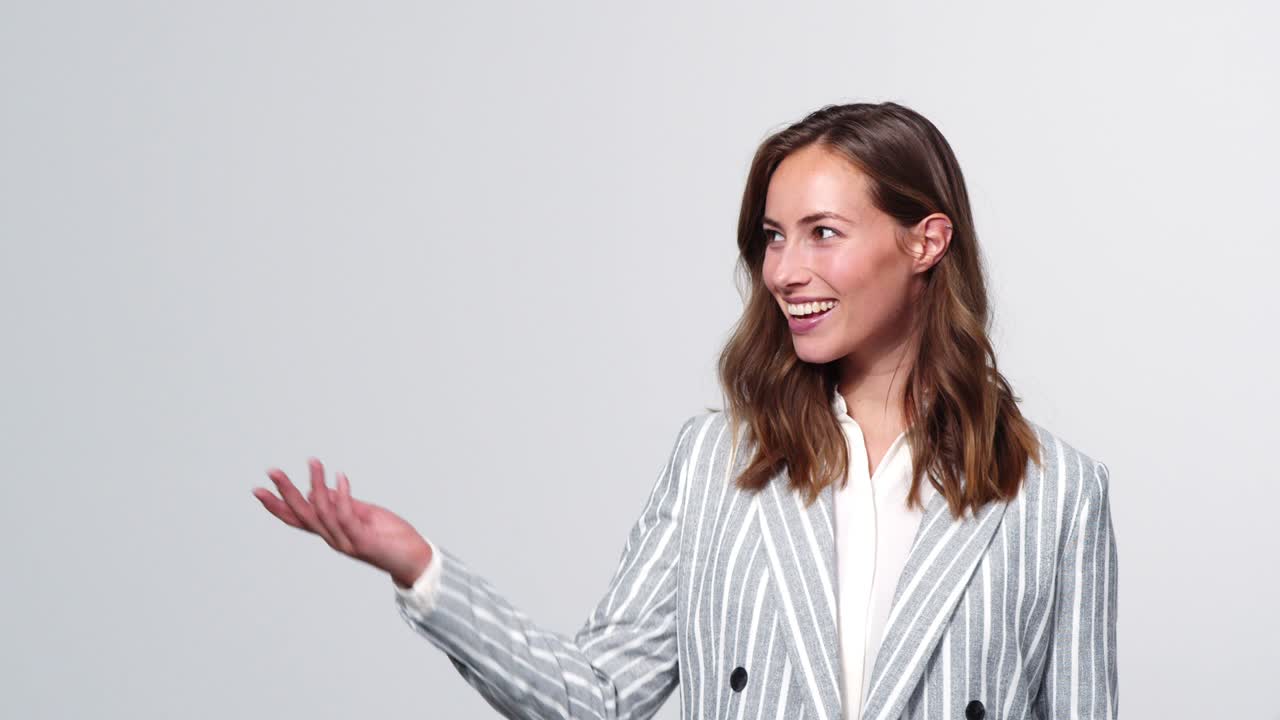 una mujer hermosa con una chaqueta a rayas.