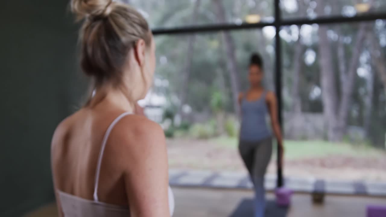 여성 코치와 함께 요가 수업에서 매트에 함께  ⁇ 는 다양한 여성에 초점을 맞추고, 느린 움직임