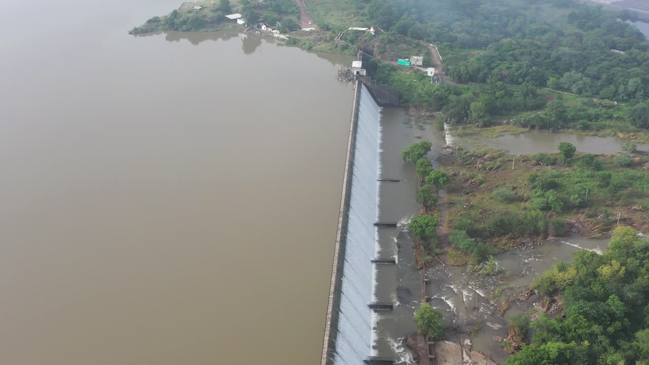 산 속 의 강 의 공중 사진