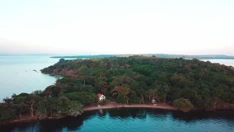 Movimiento-Lateral-De-Drones-Que-Muestra-El-Complejo-De-La-Isla-De-Banda---Lago-Victoria,-Uganda