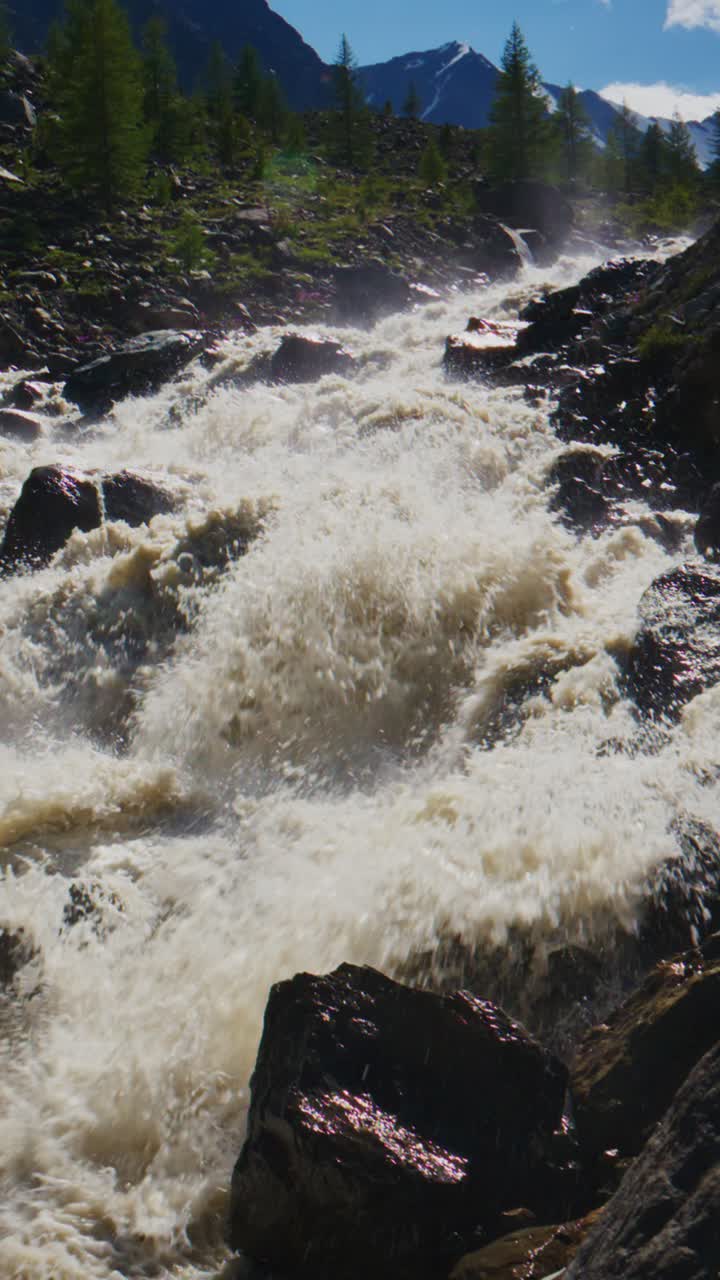 Fiume di montagna impetuoso che si getta sulle rocce in un paesaggio suggestivo