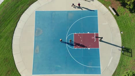 Luftaufnahme-Von-Zwei-Jungs,-Die-In-Einem-Eins-gegen-eins-basketballspiel-Gegeneinander-Antreten