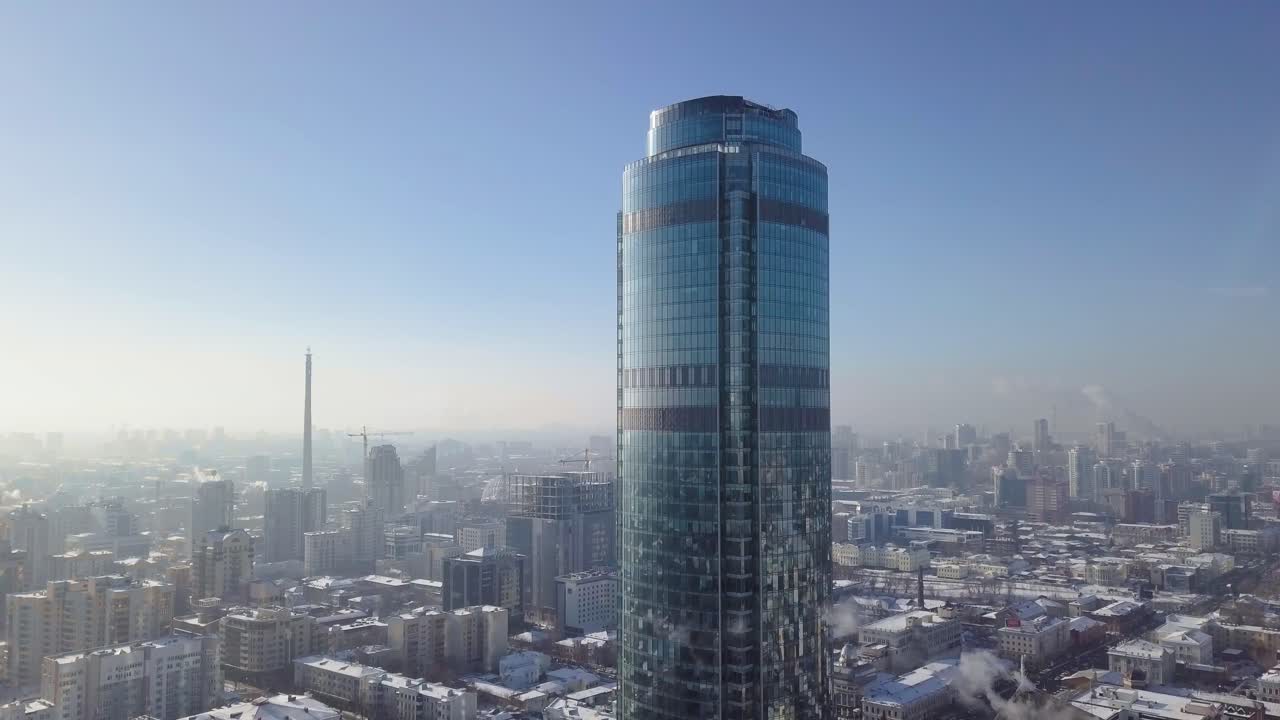 Grattacielo moderno in una città invernale