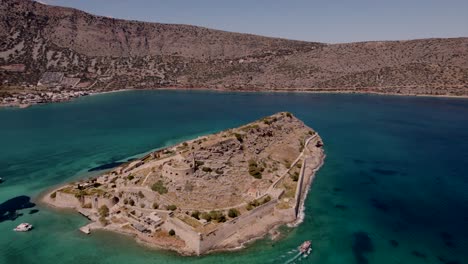 4k-Spineonga-Es-Una-Isla-Ubicada-En-El-Golfo-De-Elounda-En-El-Noreste-De-Creta,-Grecia