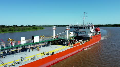 Barco-De-Transporte-De-Petróleo-Navegando-A-Través-De-Un-Pequeño-Río