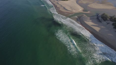 Vista-Aérea-Del-Lago-Currimundi-Y-La-Playa-En-Queensland,-Australia