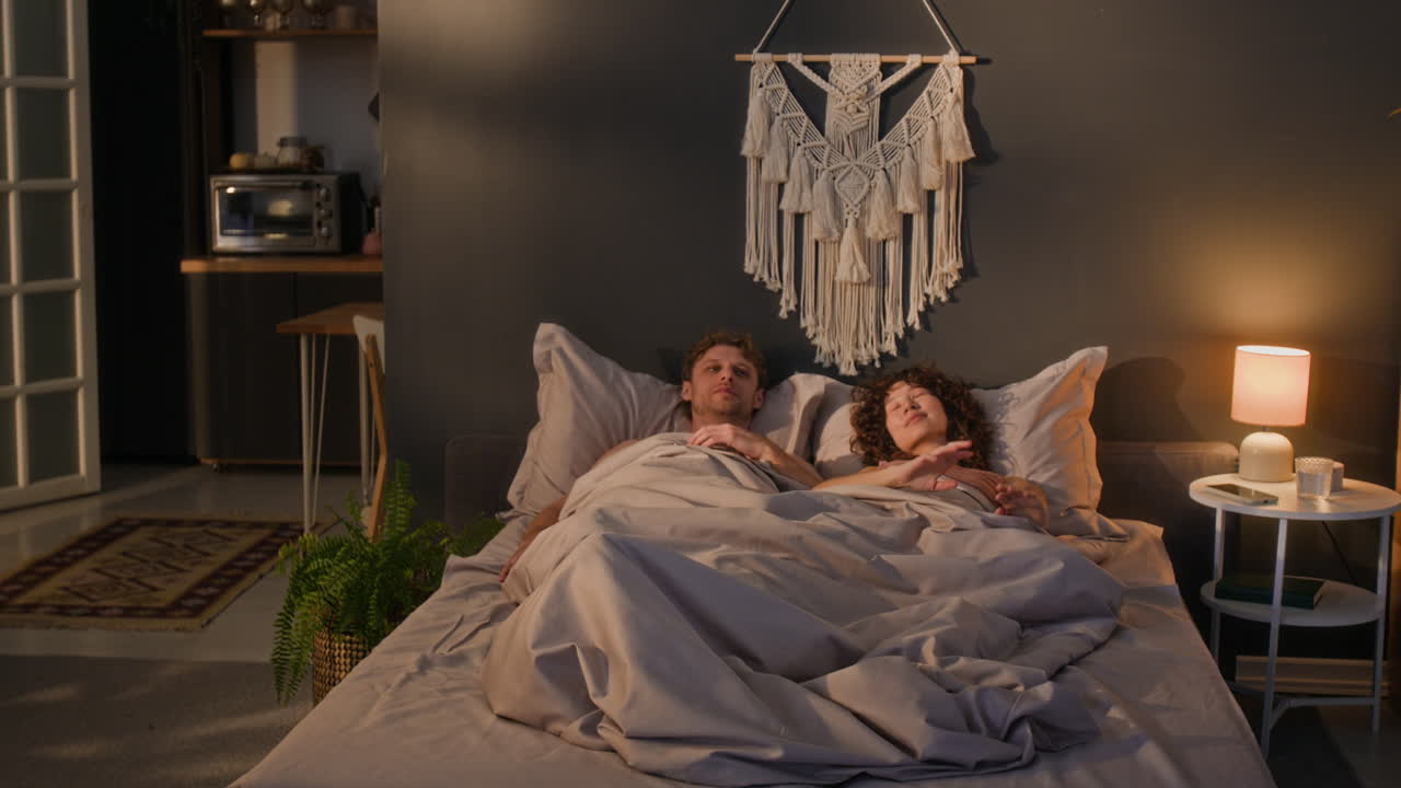 침대에서 휴식을 취하는 커플