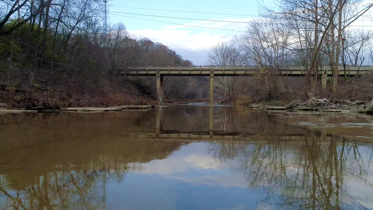켄터키 몬테레이 시더 크릭에서 상류로 날아가는 드론 샷, 아름다운 가을 풍경, 맑은 반사