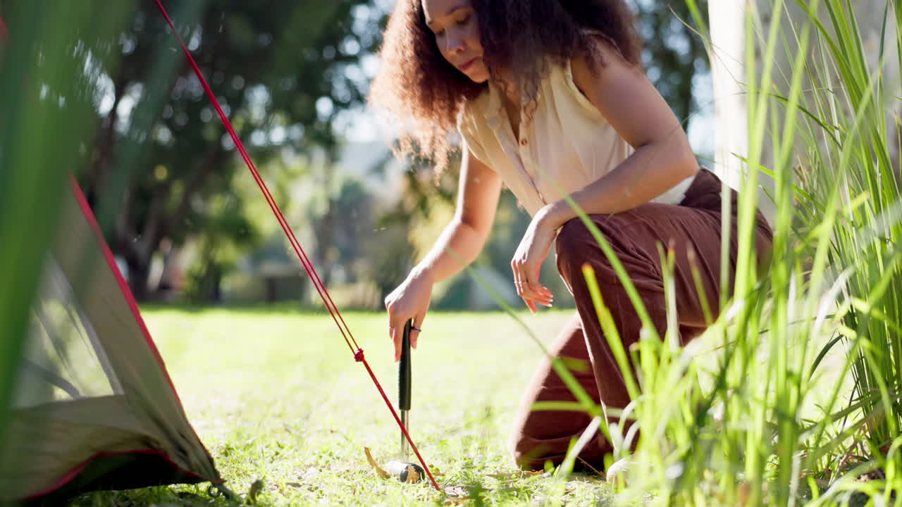 텐트, 야외 및 캠핑 설정과 함께 여성