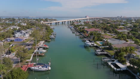 Drohne-Fliegt-über-Den-Wasserkanal-Eines-Luxuriösen-Wohnviertels-An-Der-Küste-Floridas