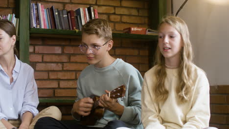 Lehrer-Und-Schüler-Singen-Im-Takt-Der-Ukulele