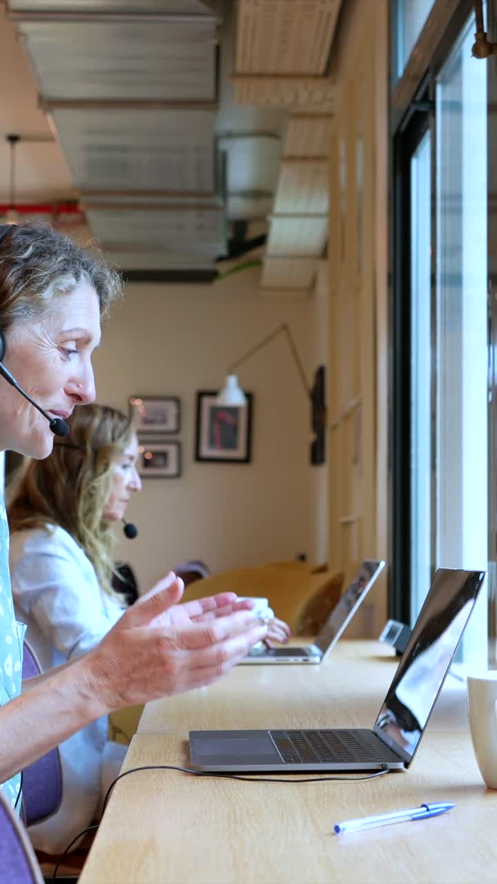 To kvinder, der arbejder i et callcenter