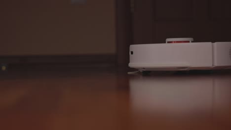 robot aspirador inteligente con lidar en el suelo de madera. robot aspirador realiza la limpieza automática del apartamento. movimiento lento 100 fps. c-log no clasificado 3, 10 bits