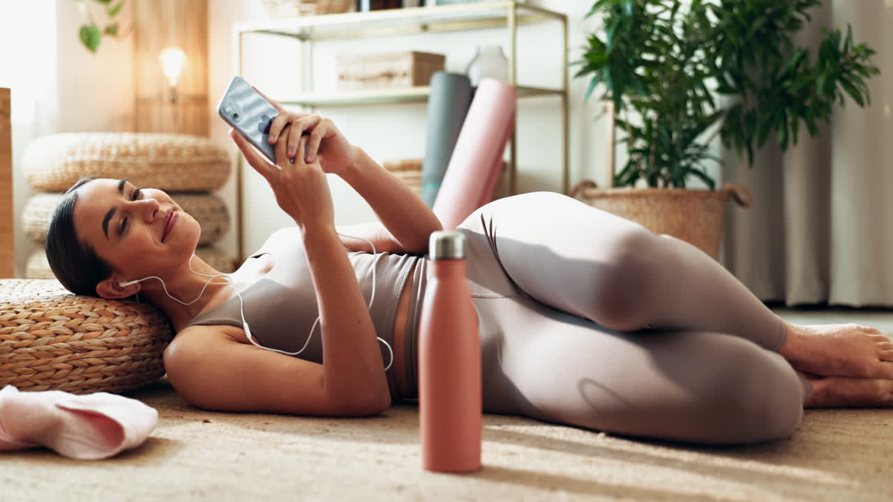 mujer relajándose en casa después de una sesión de yoga