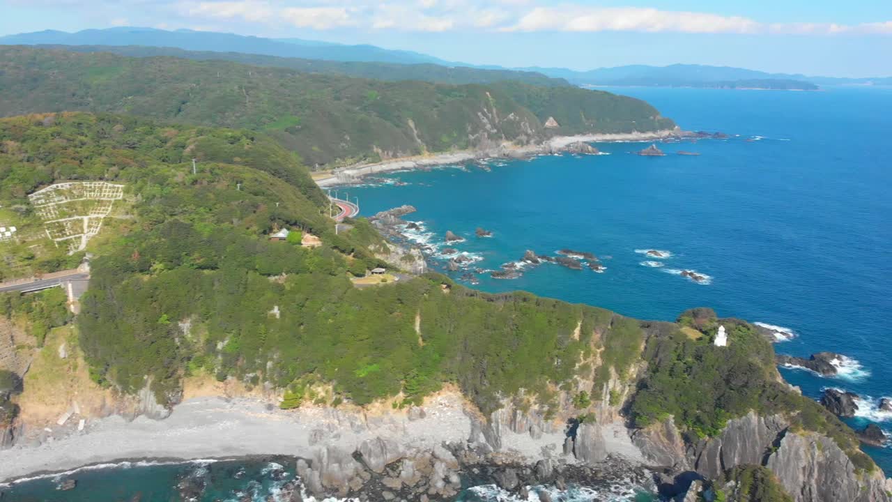 아름다운 해안선을 따라 구불구불한 경치 좋은 고속도로