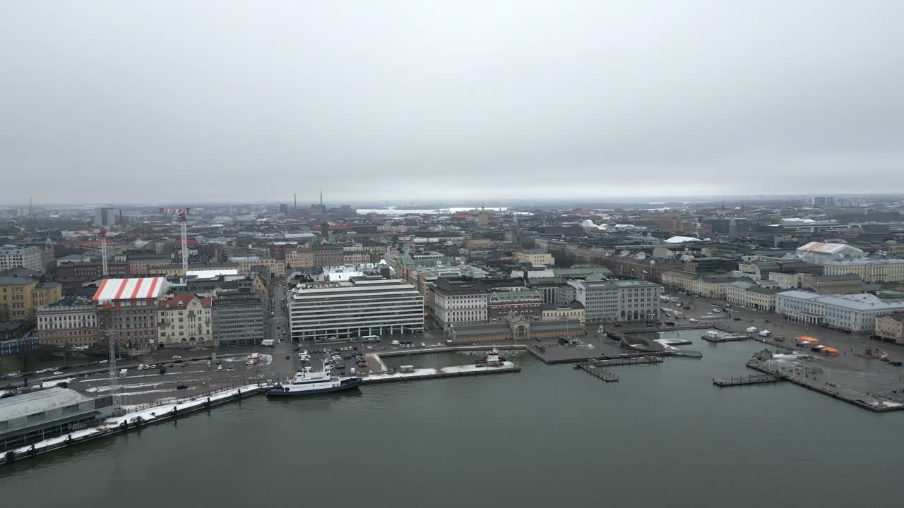 fotografía elevada de un grupo de grúas torre en un sitio de construcción en la ciudad