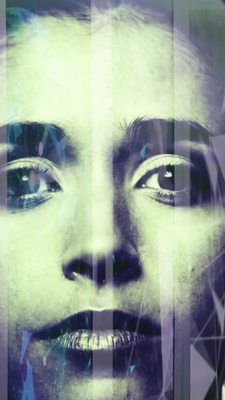 Animazione di reti di connessioni sul volto di una donna caucasica e server di computer